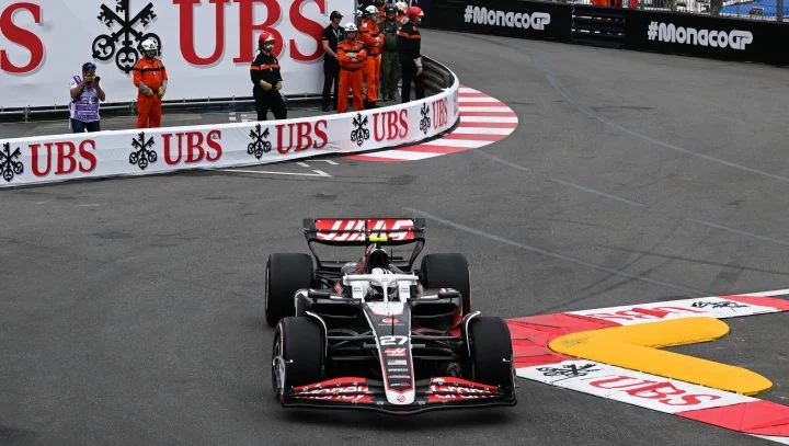 Monoplaza HAAS F1 toma curva emblemática en Mónaco