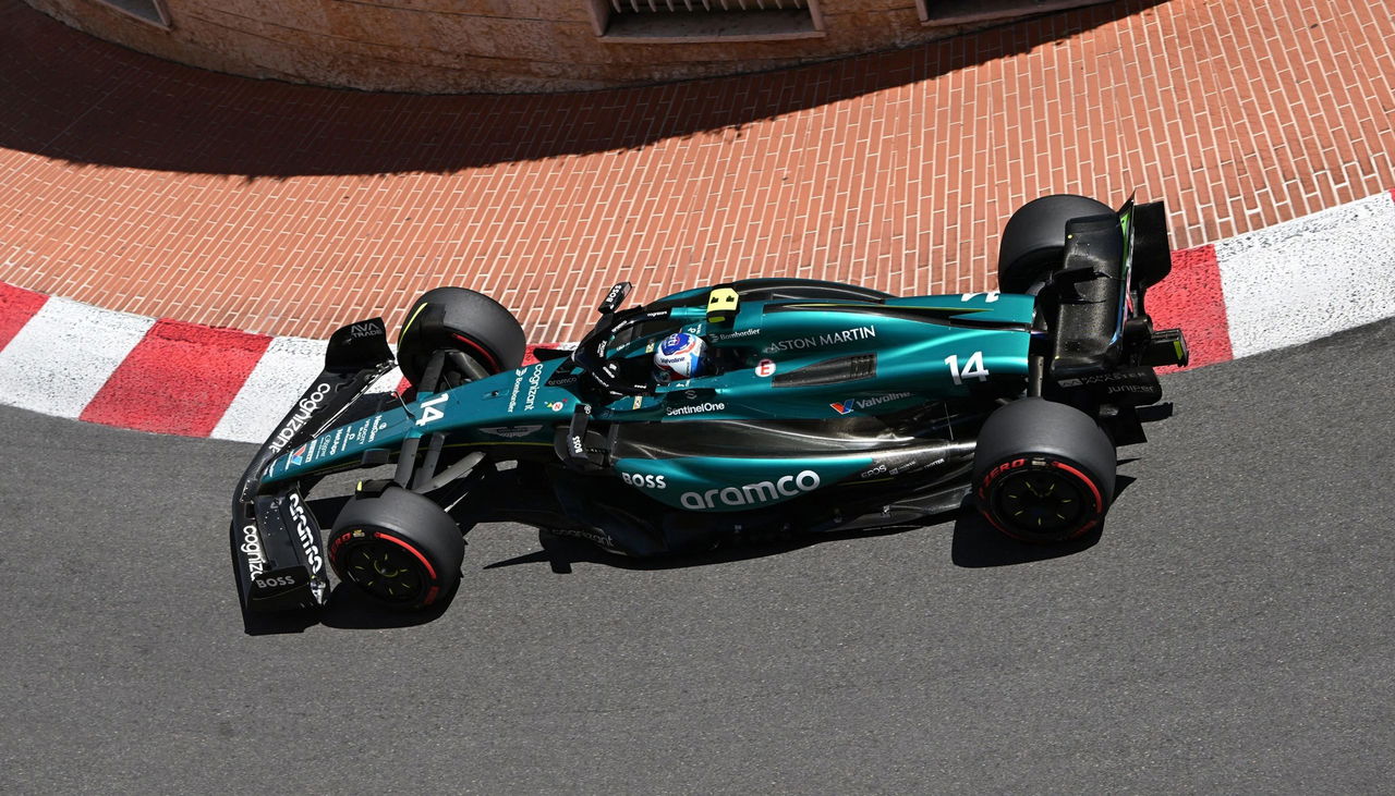 Fernando Alonso al volante del Aston Martin durante la clasificación en Mónaco