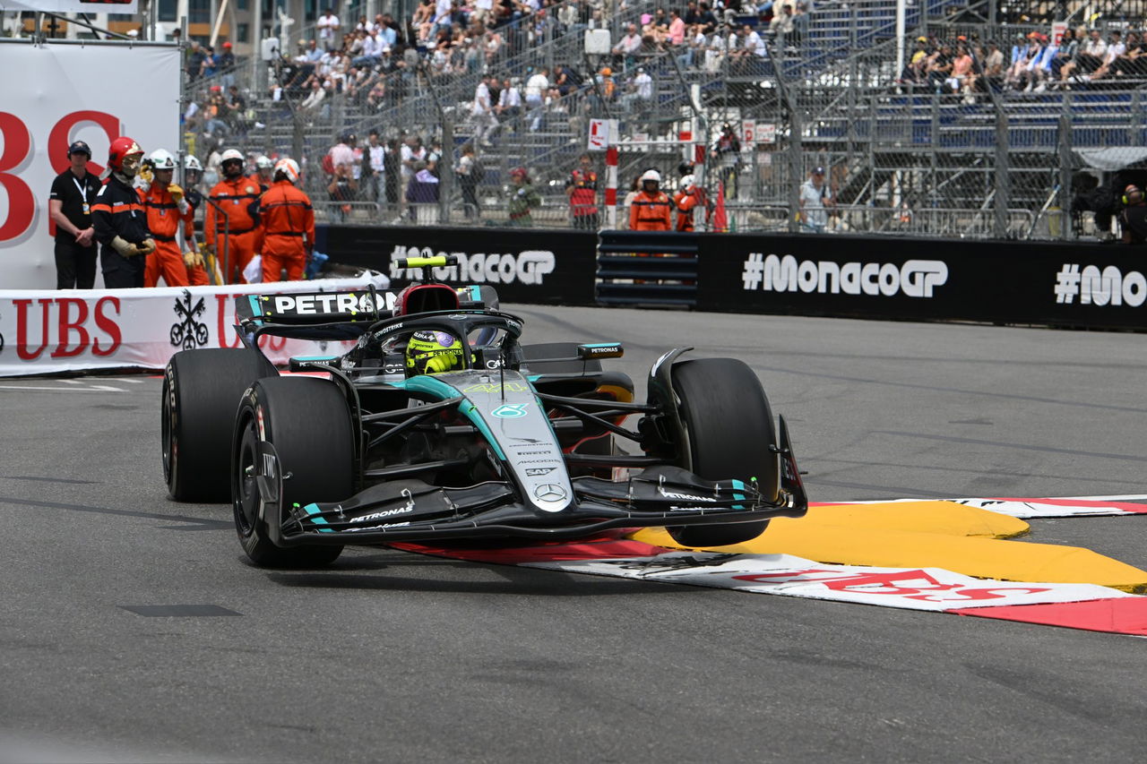 Charles Leclerc domina curva Mónaco durante FP2