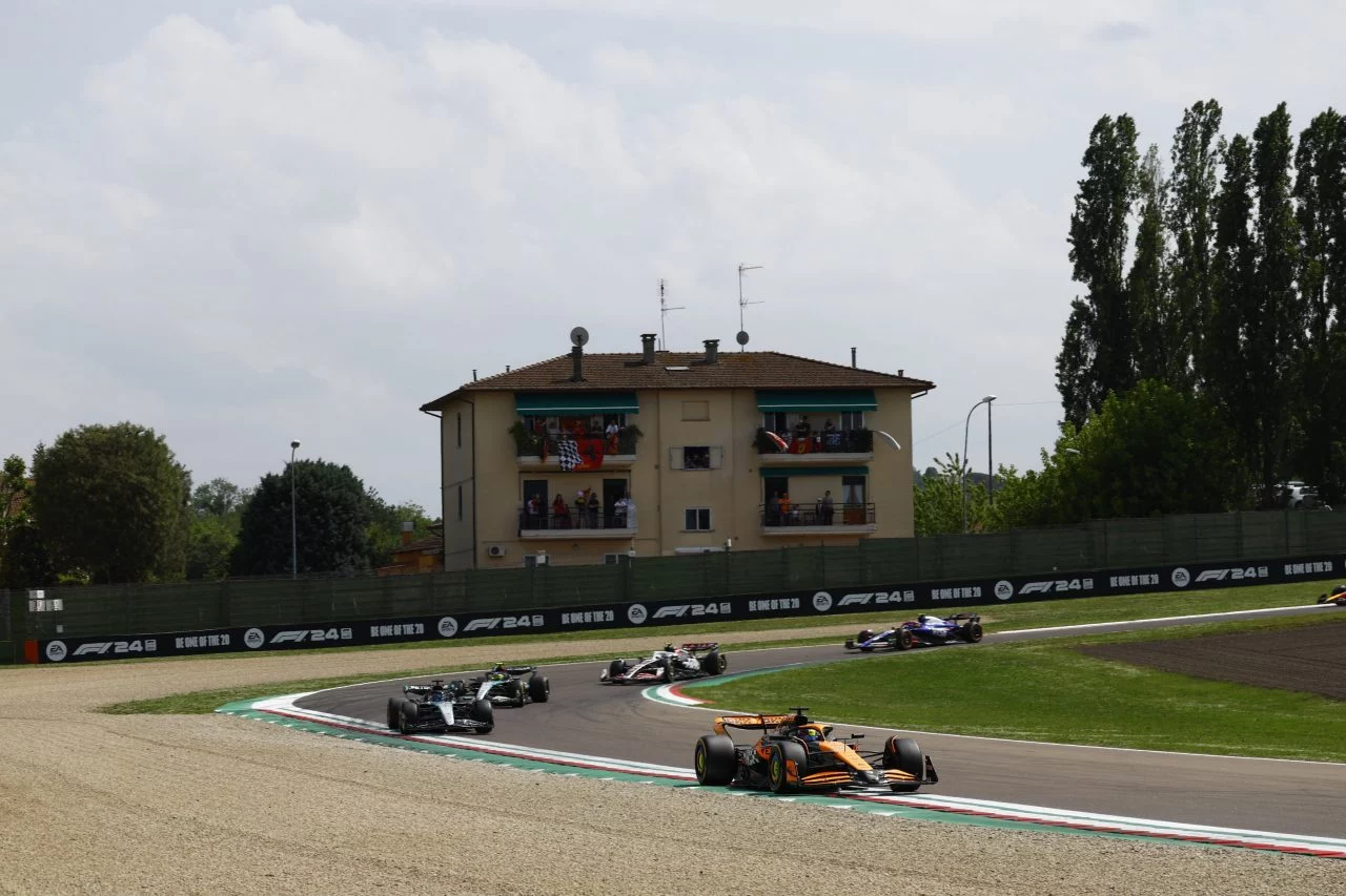 Verstappen lidera con maestría en el circuito de Imola, con un Norris muy competitivo.