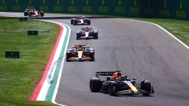 Verstappen lidera con su Red Bull en Imola seguido por McLaren de Norris