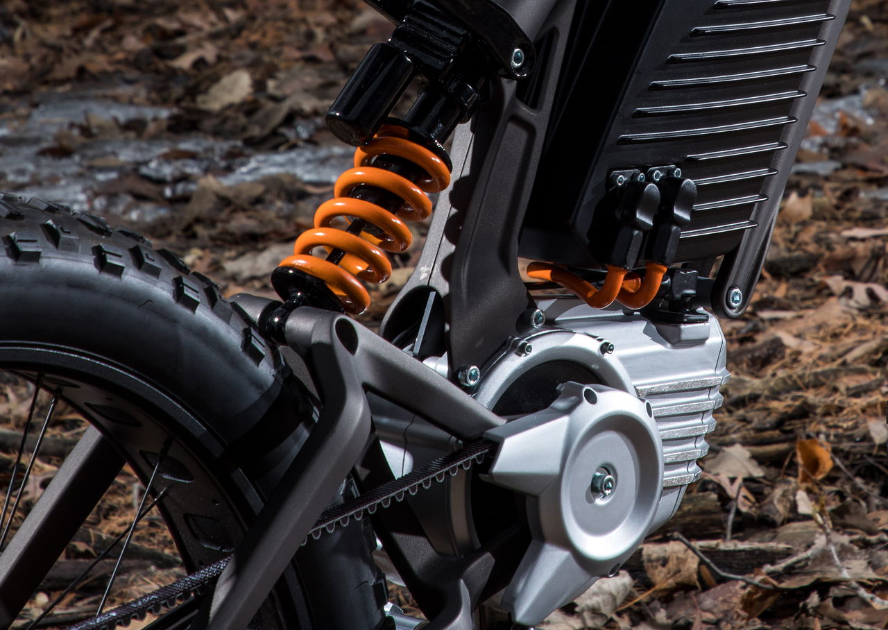 Detalle del motor eléctrico y suspensión de la ebike 4x4 de Harley-Davidson.