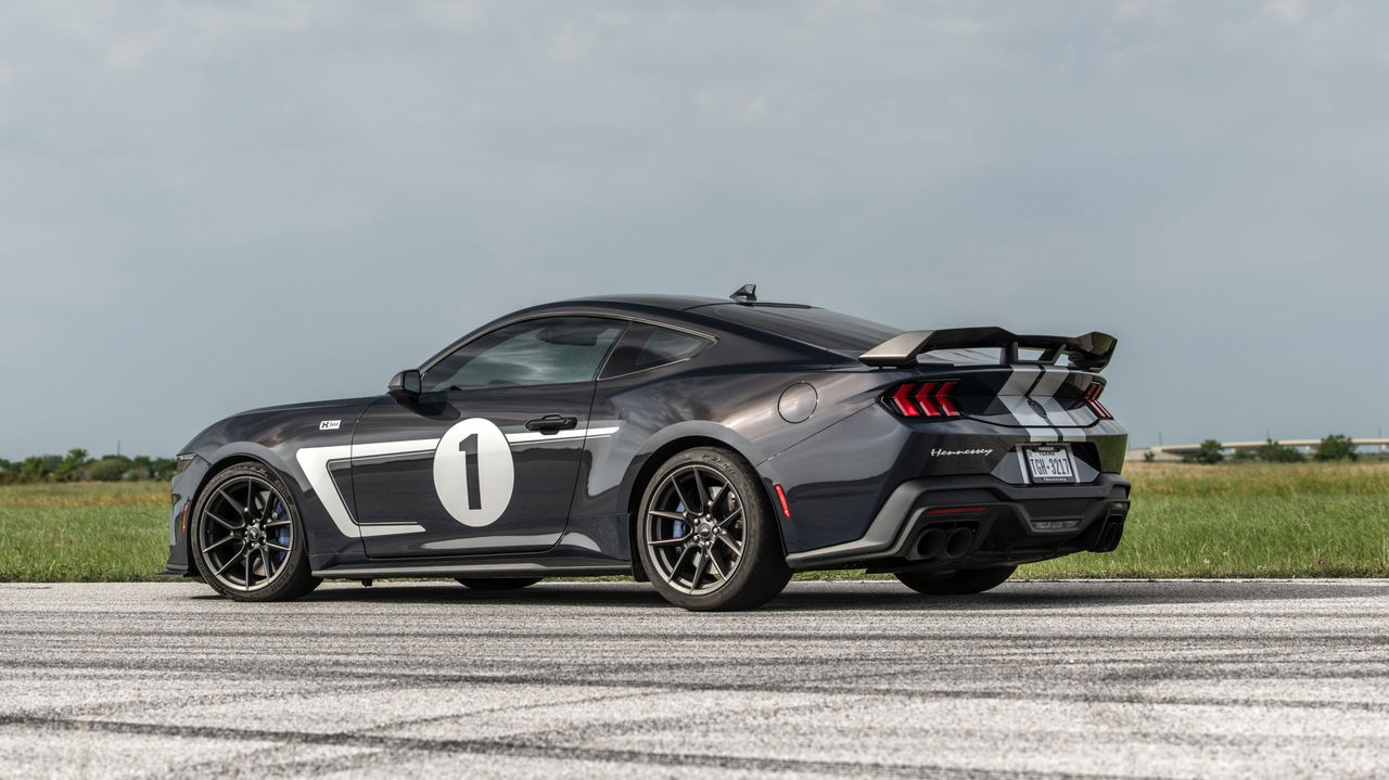 Vista lateral del Hennessey H850 Mustang Dark Horse, mostrando sus líneas agresivas.