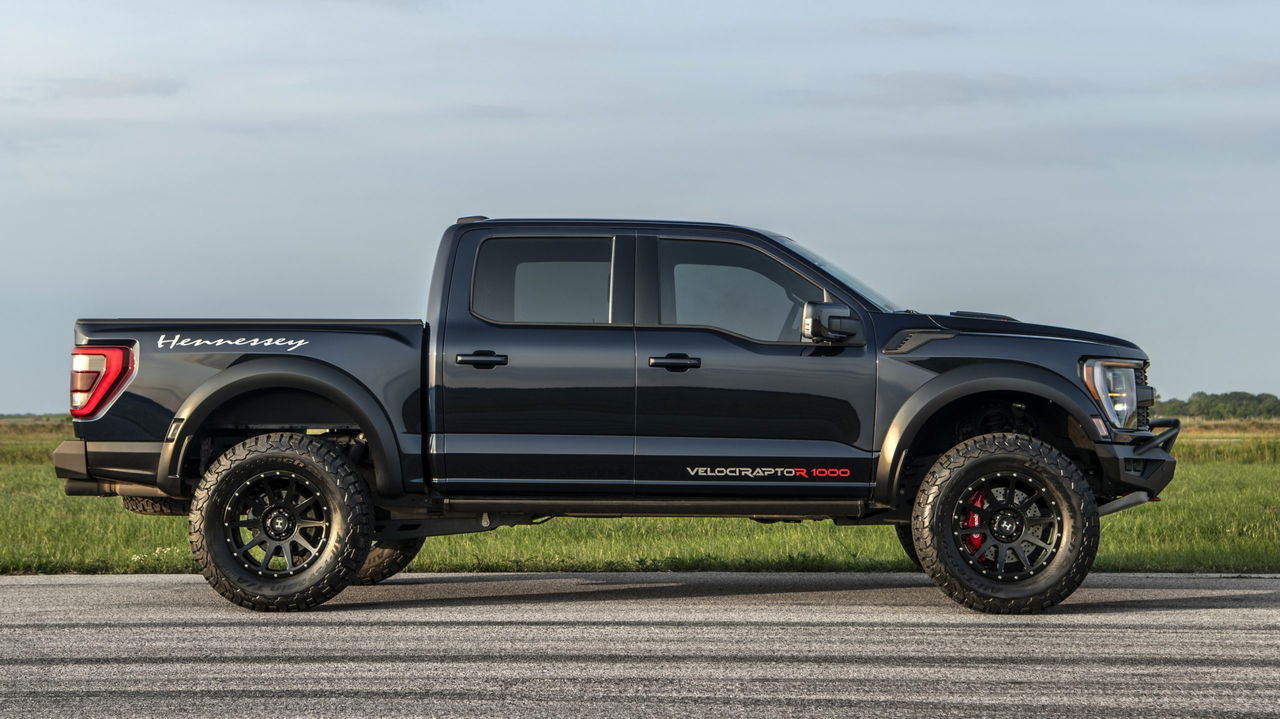 El Hennessey VelociRaptor 1000 Super Truck deslumbra con su imponente lateral potenciado.