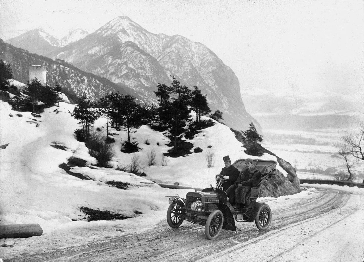 Vehículo clásico enfrentándose a condiciones invernales en un rally histórico