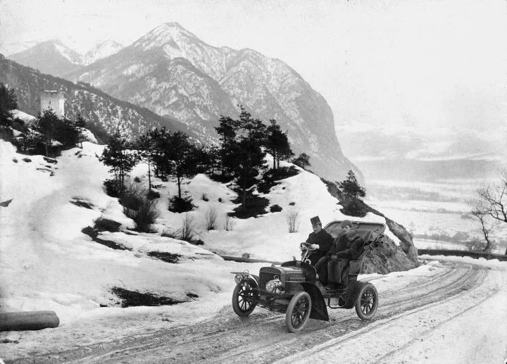 Vehículo clásico enfrentándose a condiciones invernales en un rally histórico