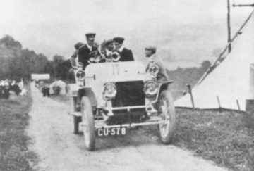 Imagen en blanco y negro de un rally antiguo, destacando la robustez del coche de época