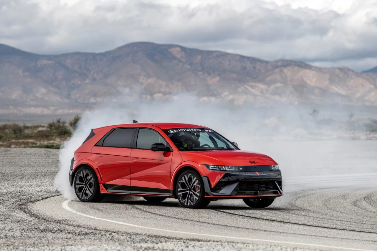 Hyundai IONIQ 5 N en pruebas para Pikes Peak con Robin Shute al volante.