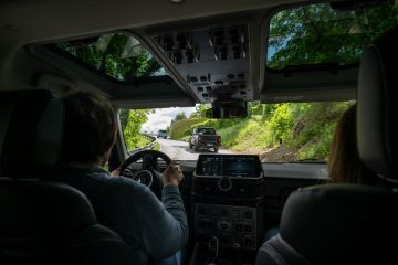 Vista interior trasera del Ineos Grenadier en acción, robustez que inspira confianza.