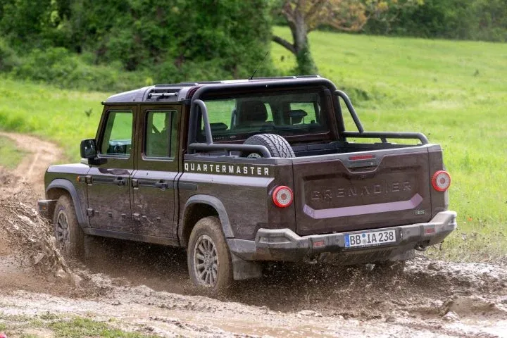 Vista trasera lateral del Ineos Grenadier en acción off-road