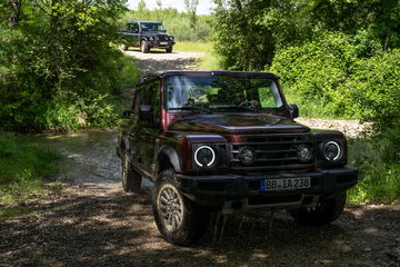 El Ineos Grenadier mostrando su capacidad off-road en terreno irregular