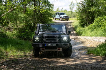 Vista lateral Grenadier Quartermaster en acción off-road