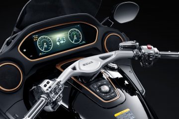 Vista detallada de los instrumentos de la moto, resaltando su tecnología moderna