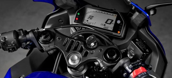 Panel de instrumentos digital de la Yamaha R3 con visión clara de sus funciones.