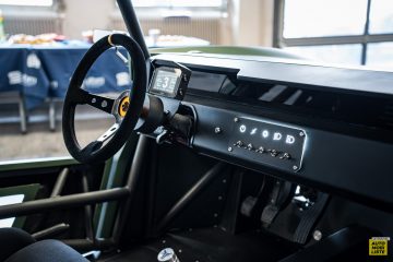Vista del panel de instrumentos de diseño futurista en coche único.