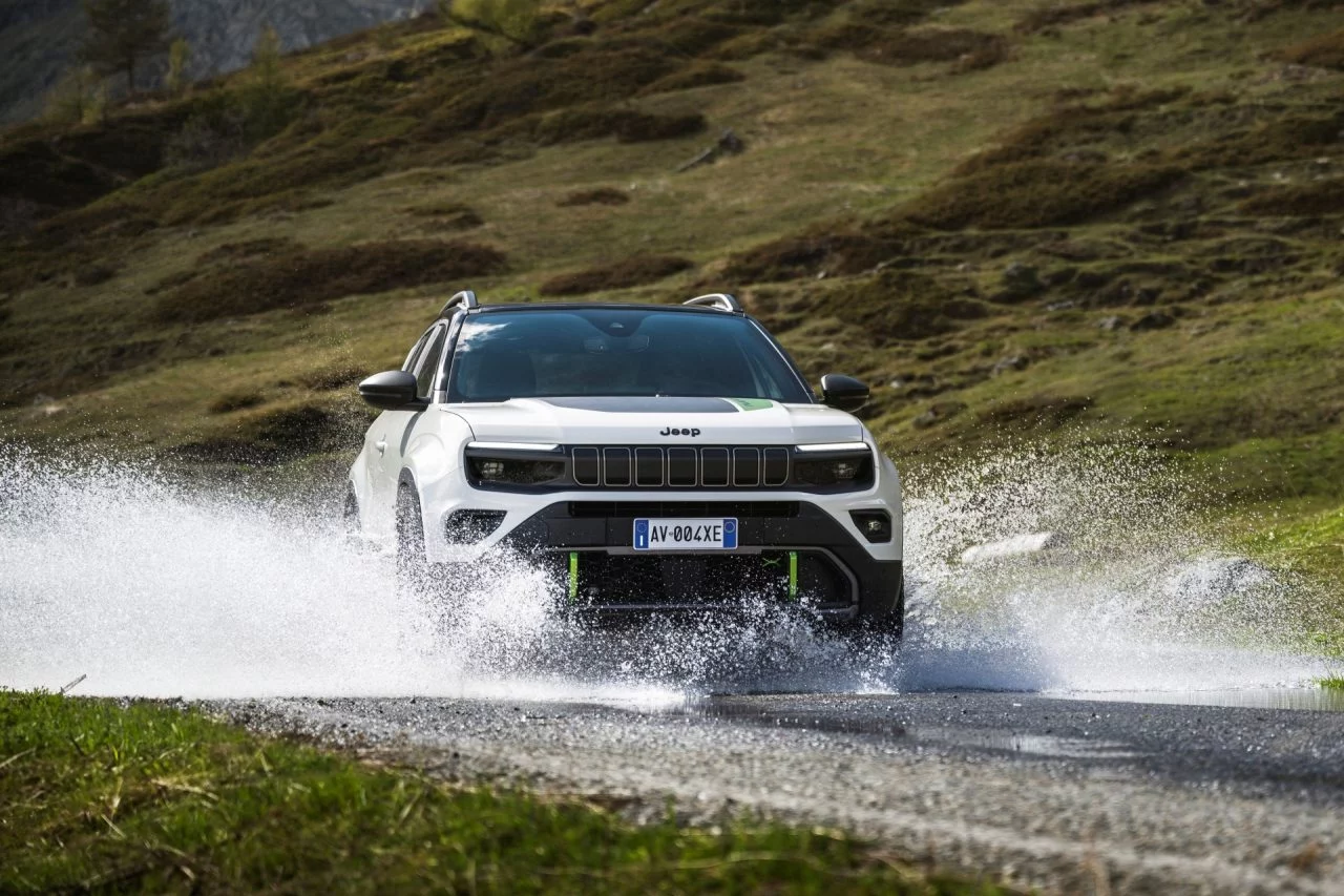 Jeep Avenger 4xe en acción, atravesando agua con determinación