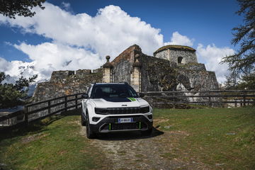 Vista delantera y lateral del Jeep Avenger 4XE, un 4x4 compacto y robusto.