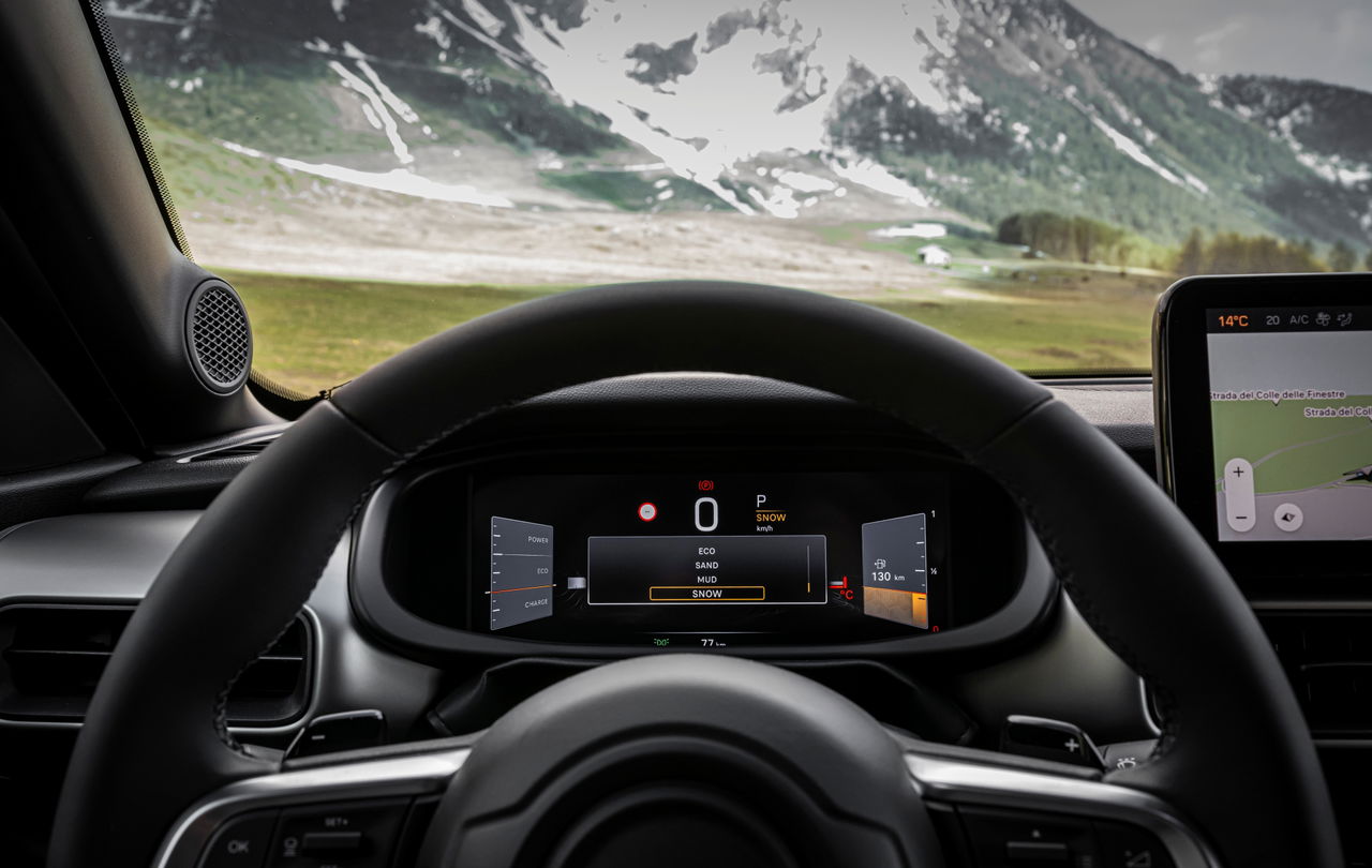 Vista del volante e instrumentación del Jeep Avenger 4xe 2025, calidad y funcionalidad.