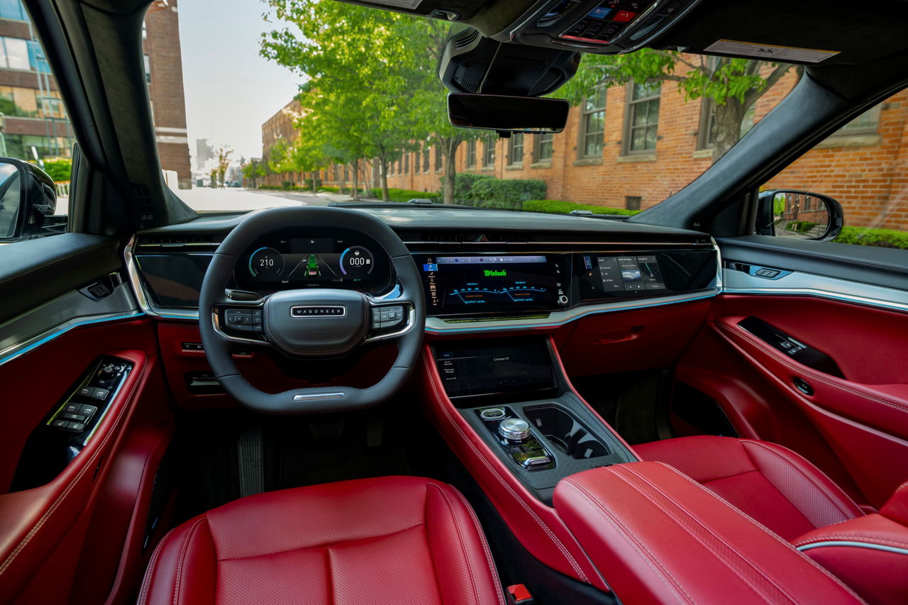 Vista del lujoso habitáculo del Jeep Wagoneer S 2024 con acabados en rojo.