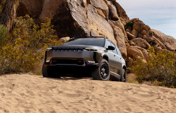 Vista lateral del Jeep Wagoneer S Trailhawk Concept en un entorno natural.