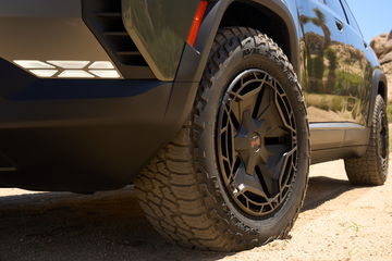 Vista parcial del imponente rin y llanta del Jeep Wagoneer S Trailhawk Concept.