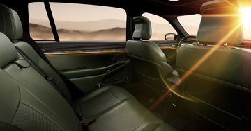 Vista del lujoso interior del Jeep Wagoneer S Trailhawk.