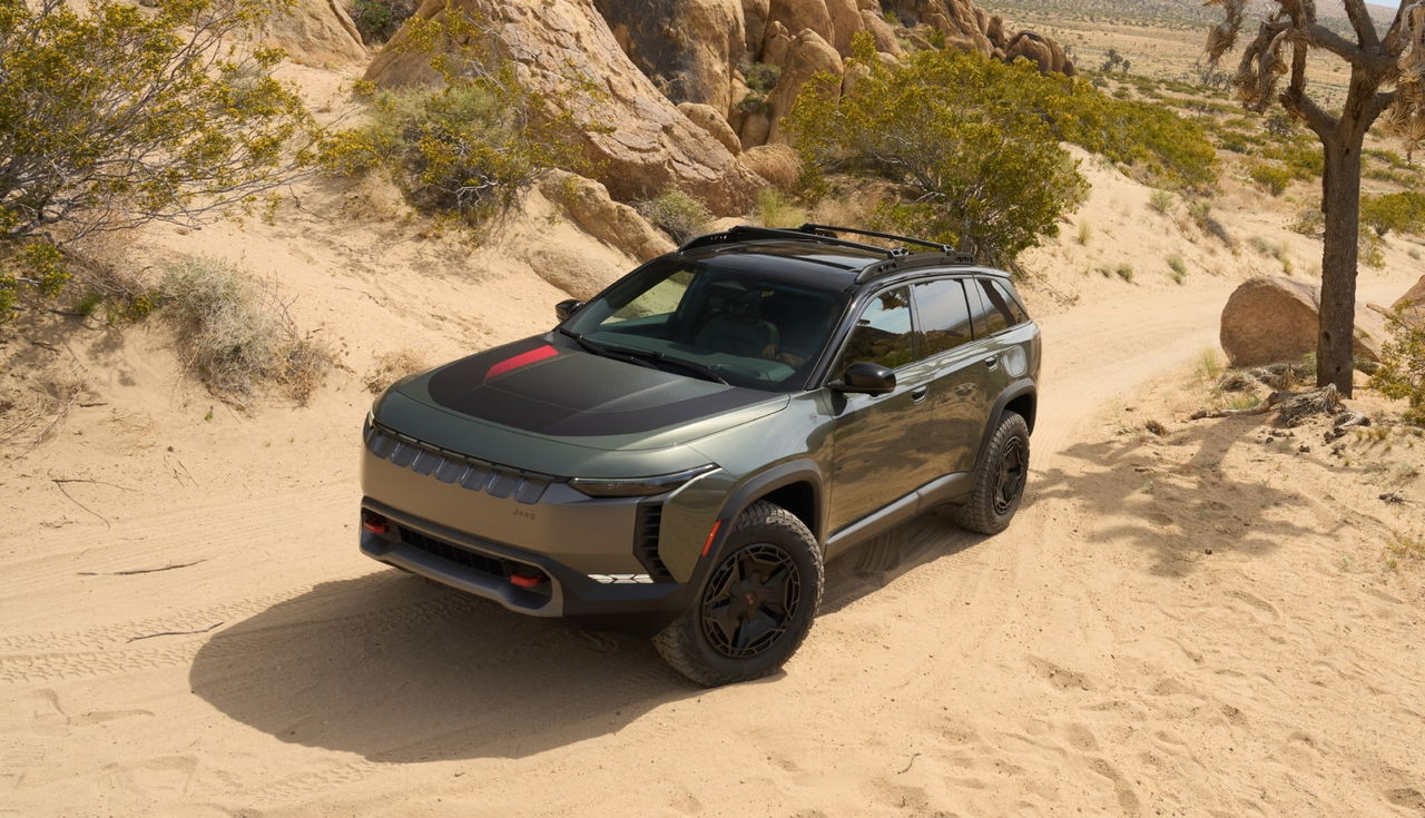 Jeep Wagoneer S Trailhawk concept mostrando su perfil robusto y aventurero.