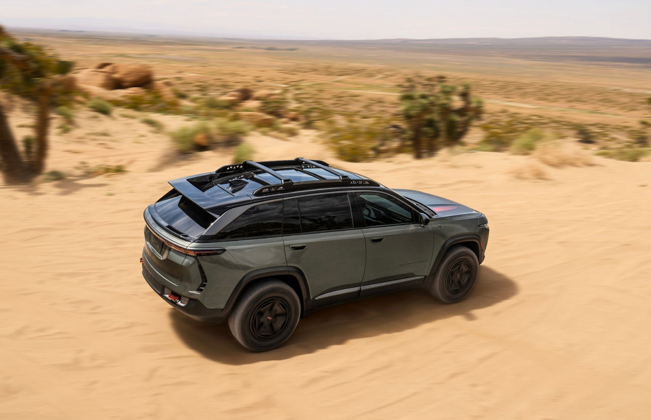 Vista lateral del Jeep Wagoneer S Trailhawk Concept, perfil imponente.