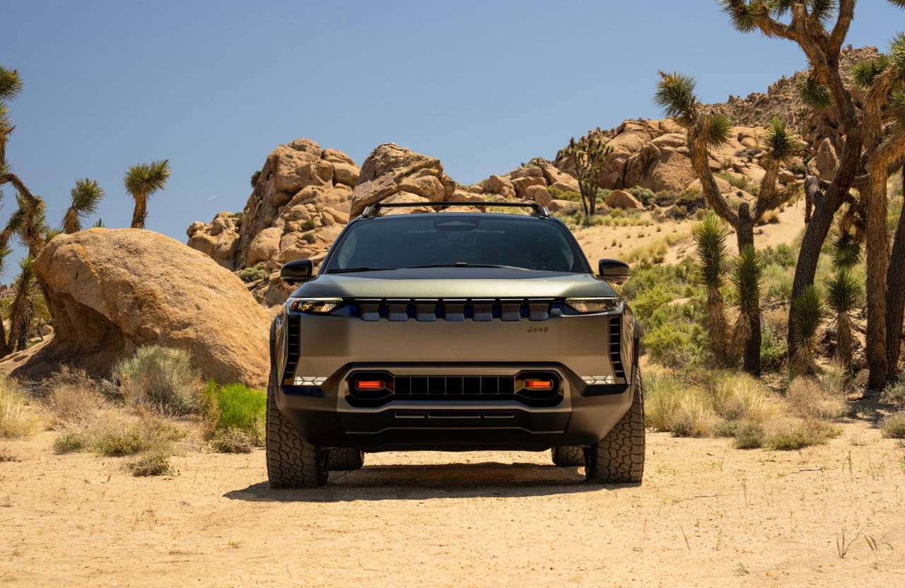 Vista frontal del Jeep Wagoneer S Trailhawk Concept, imponente y robusto.