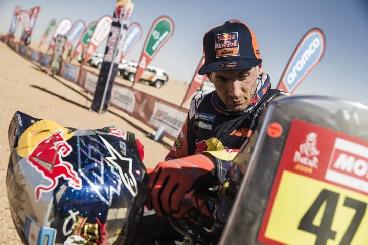 Kevin Benavides monta su KTM tras sufrir una caída en el Dakar.