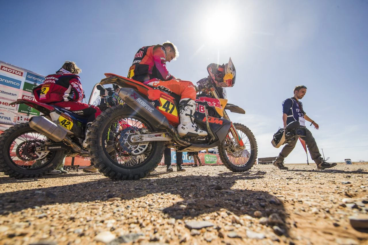 Kevin Benavides junto a su moto KTM tras caída en el Dakar 2024