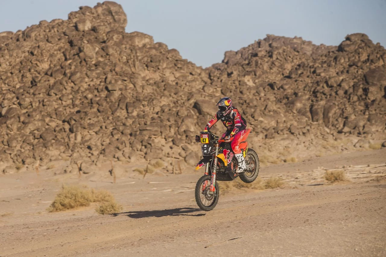 Piloto de KTM en acción durante el Dakar 2024, momentos antes de su caída.