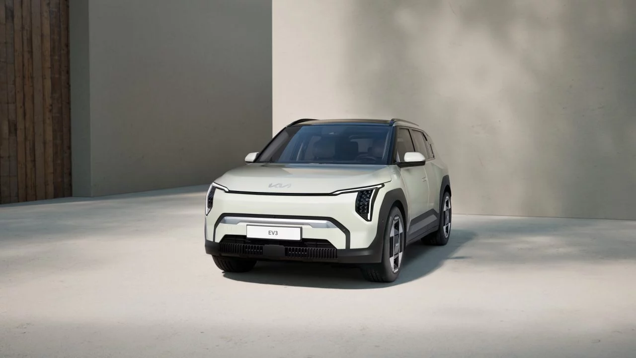 Vista dinámica del KIA EV3 que muestra su diseño vanguardista.