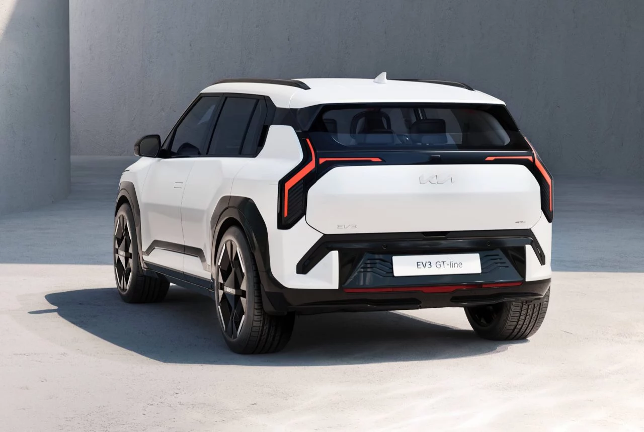 KIA EV3 GT Line muestra su dinámico diseño trasero y lateral.