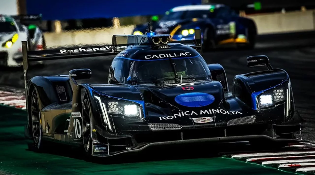 Prototipo de competición Cadillac en acción durante una carrera IMSA.