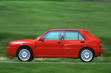 El icónico Lancia Delta HF en perfil lateral, evocando la era dorada del rally.