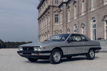 Lancia Gamma Coupé posando majestuoso frente a palacio