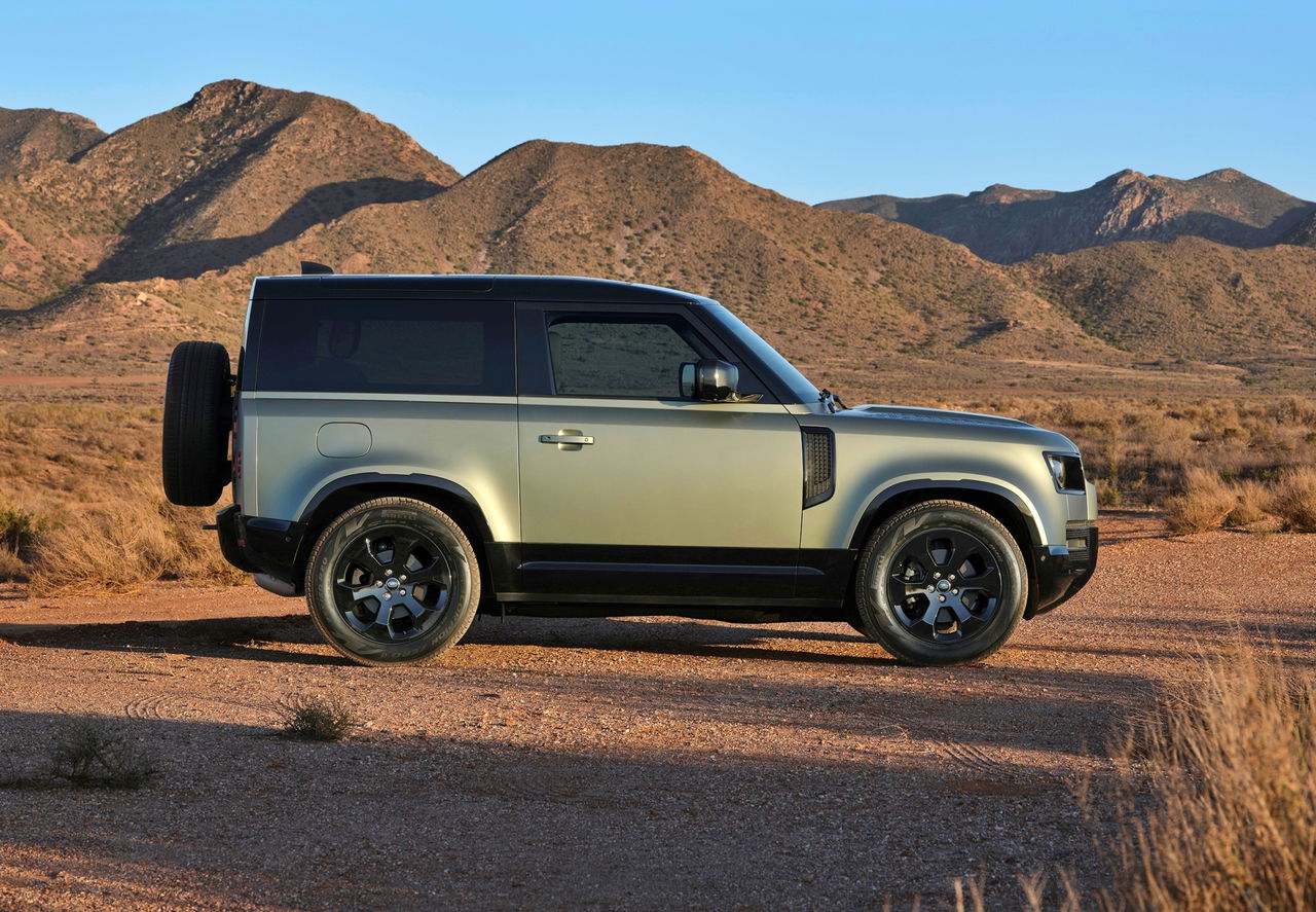 Vista lateral Land Rover Defender 2024 destacando su robustez y diseño atemporal