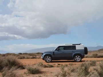 Vista lateral del Land Rover Defender 2024 demostrando su robusta silueta y diseño atemporal.