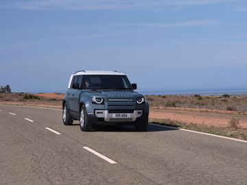 Vista dinámica del Land Rover Defender 2024, demostrando su icónico diseño y robustez.