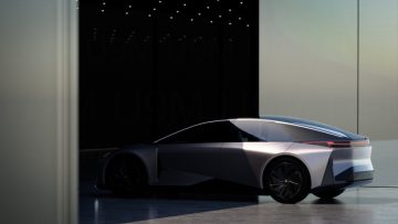 Vista lateral de un Lexus EV concept, reflejando líneas futuristas y diseño aerodinámico.