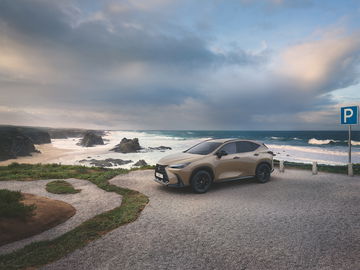 Vista lateral del Lexus NX Overtrail mostrando su perfil robusto y preparación para terrenos difíciles.