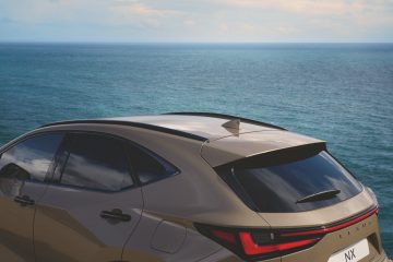 Vista lateral y trasera del Lexus NX Overtrail 2024, reflejando su diseño robusto y capacidad off-road.