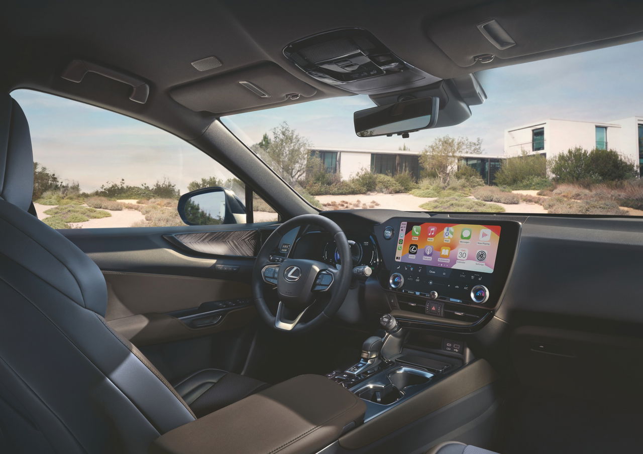 Vista lateral del habitáculo del Lexus NX Overtrail, elegancia y tecnología.