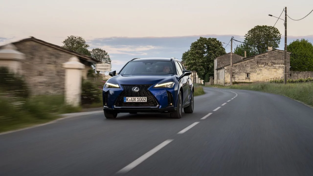 Vista dinámica del Lexus UX 300h mostrando su silueta renovada.