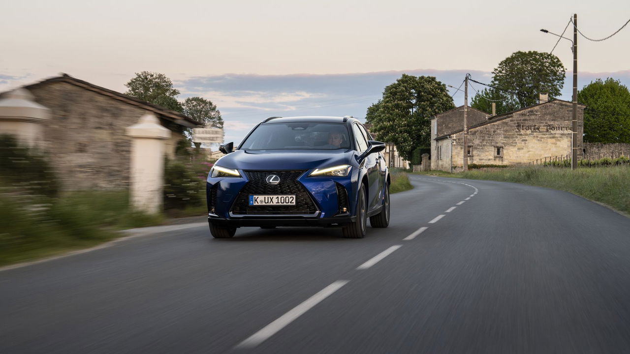 Vista dinámica del Lexus UX 300h mostrando su silueta renovada.