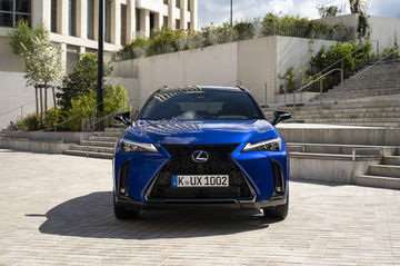 Vista dinámica del Lexus UX 300h mostrando su elegante frontal y perfil lateral.