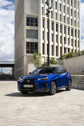 Vista dinámica del Lexus UX 300h 2024, destacando su frontal agresivo y líneas laterales.