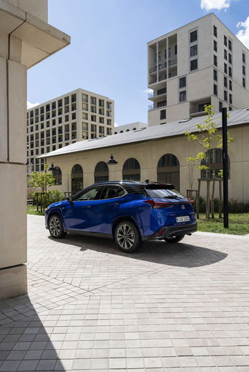 Vista lateral del Lexus UX 300h 2024 en entorno urbano, destacando su diseño renovado.