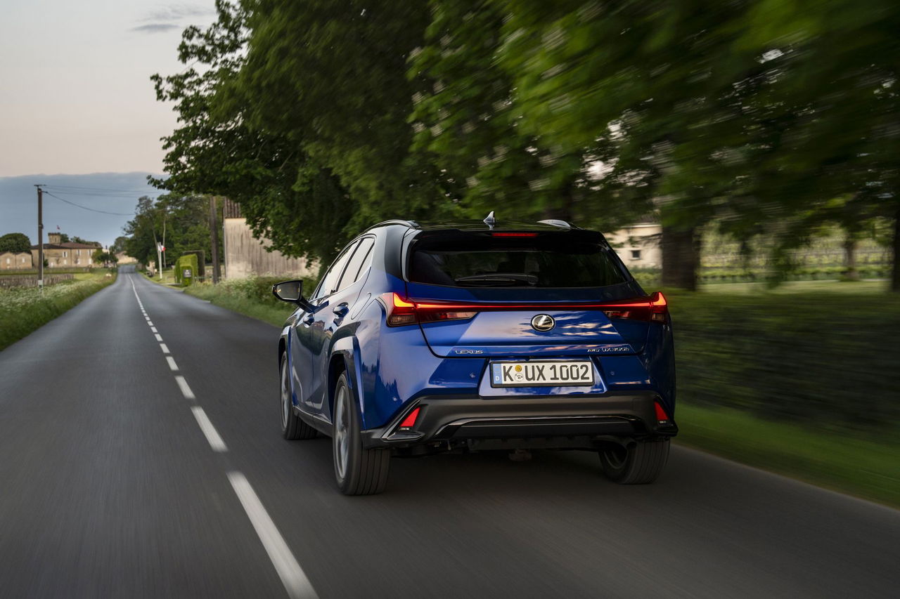 Lexus UX 300h en movimiento, exhibiendo su diseño y eficiencia.